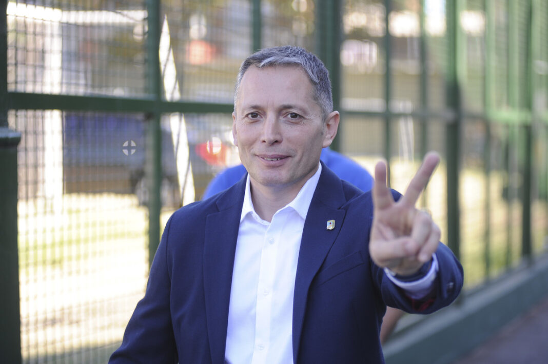 El senador boanerense, Carlos Curestis, apuntó contra el intendente de Esteban Echeverría, Fernando Gray, por la baja calificación de la gestión en un índice.