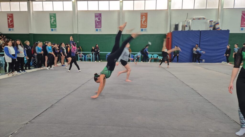 El torneo de gimnasia artística en La Costa reunió a más de 400 deportistas de diversas localidades.