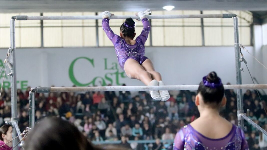 El Polideportivo Municipal de Aguas Verdes, en La Costa, fue sede del Torneo Provincial de Gimnasia Artística y recibió participantes de casi 20 municipios.