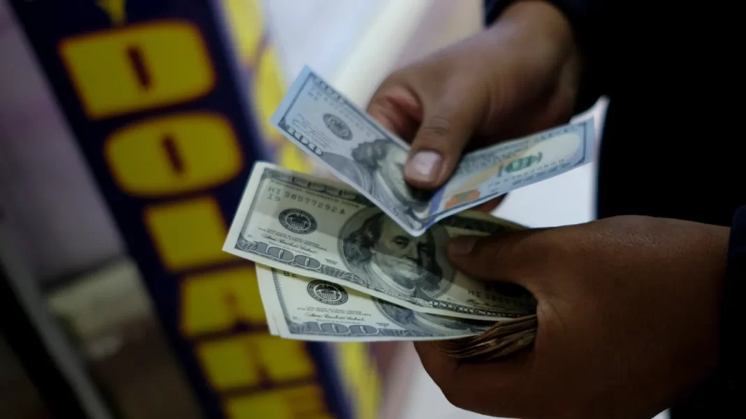 El Gobierno intervino en el mercado cambiario para frenar la suba del dólar y evitar que supere los $1.300.