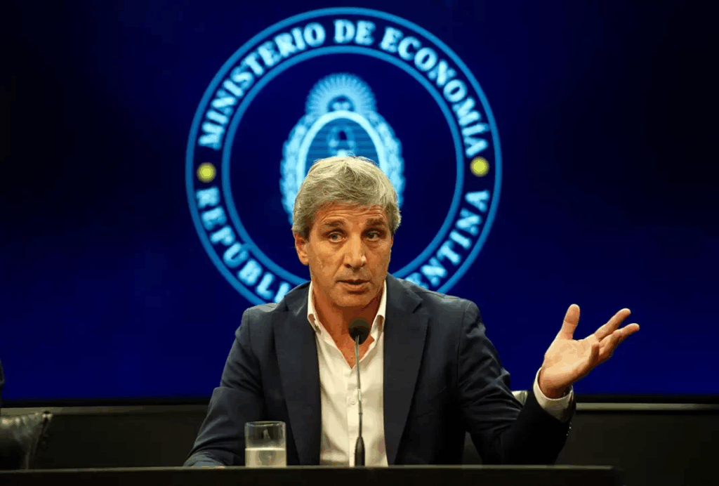El ministro de Economía, Luis Caputo, lanzará una batería de medidas para acumular reservas en medio de la volatilidad cambiaria.
