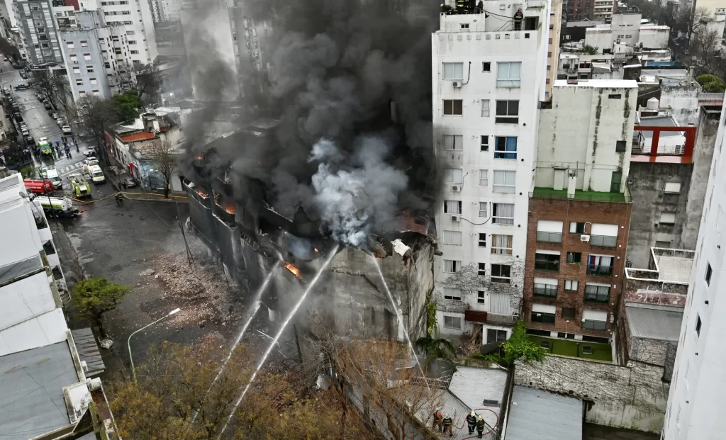 Así trabajan las dotaciones de bomberos para contener el incendio en el depósito del centro de La Plata.