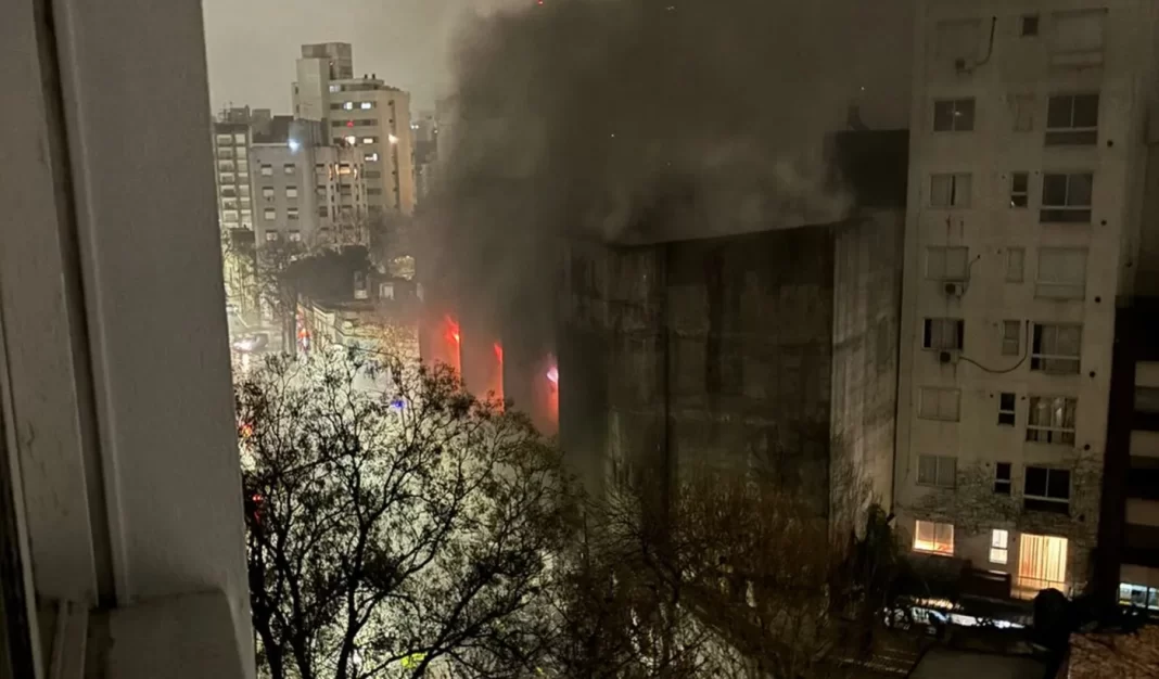 Vecinos y autoridades de La Plata viven momentos de tensión por el incendio y posterior derrumbe de un depósito en pleno centro de la ciudad.