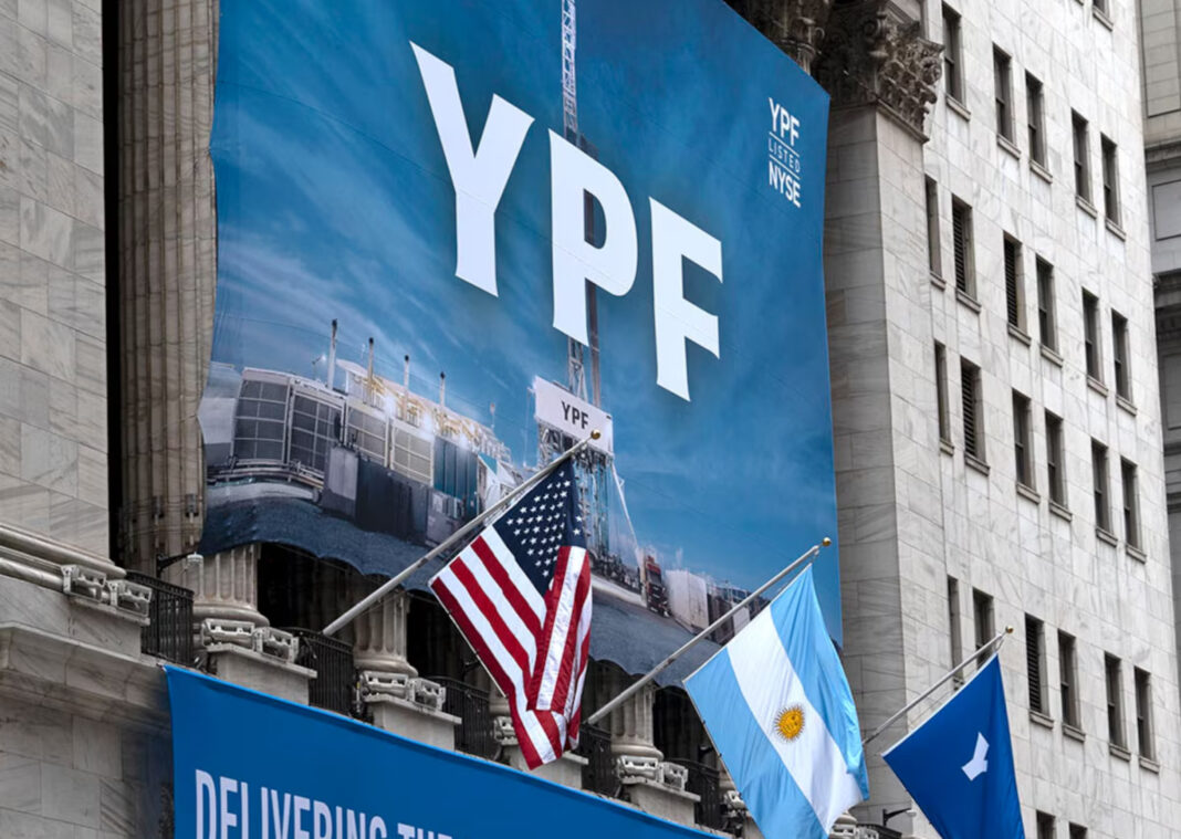 En el marco del juicio por la expropiación de YPF, la jueza norteamericana, Loretta Preska, ordenó la entrega de chats entre Luis Caputo y Sergio, así como de otros ex funcionarios.