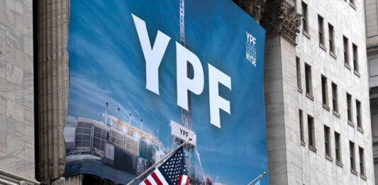 En el marco del juicio por la expropiación de YPF, la jueza norteamericana, Loretta Preska, ordenó la entrega de chats entre Luis Caputo y Sergio, así como de otros ex funcionarios.