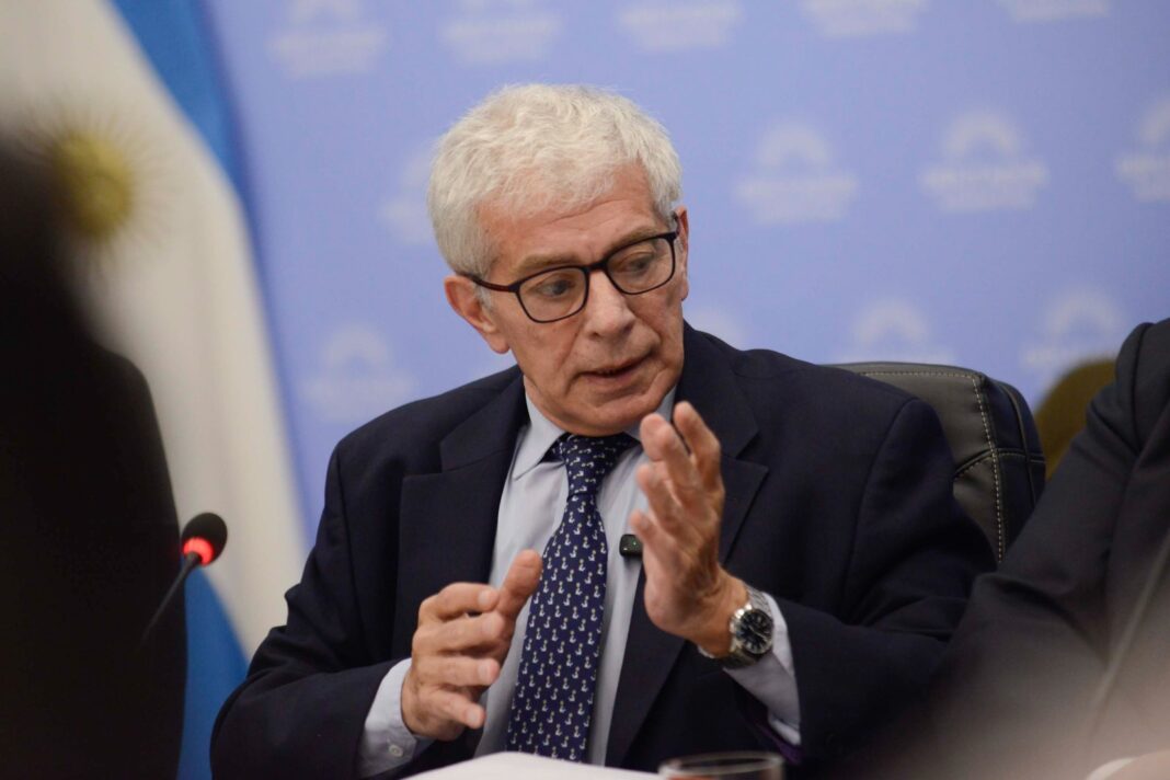 Cúneo Libarona eliminó dos programas de género y aseguró que respondían a una estructura ideológica ligada a la militancia política.