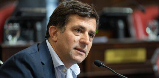 El senador Christian Gribaudo, hombre del zar del juego Daniel Angelici, es uno de los nombres que sugirió el PRO para la Primera. Pulgar abajo y veto libertario.