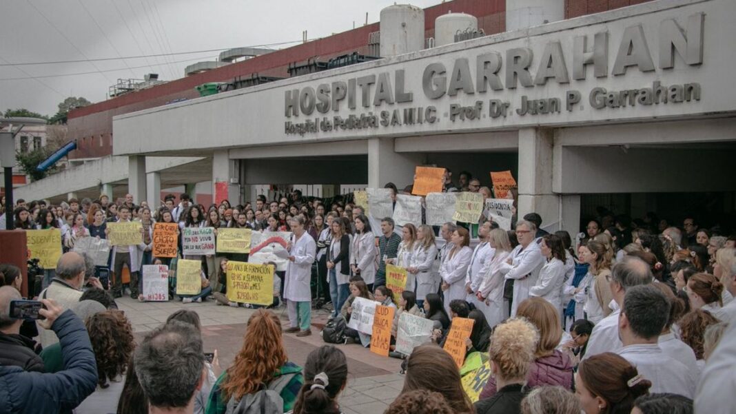 Médicos, residentes, y agrupaciones sindicales marcharán esta tarde a Plaza de Mayo por mayor presupuesto en Salud. En paralelo, los trabajadores del Hospital Garrahan harán un paro de 24 horas.