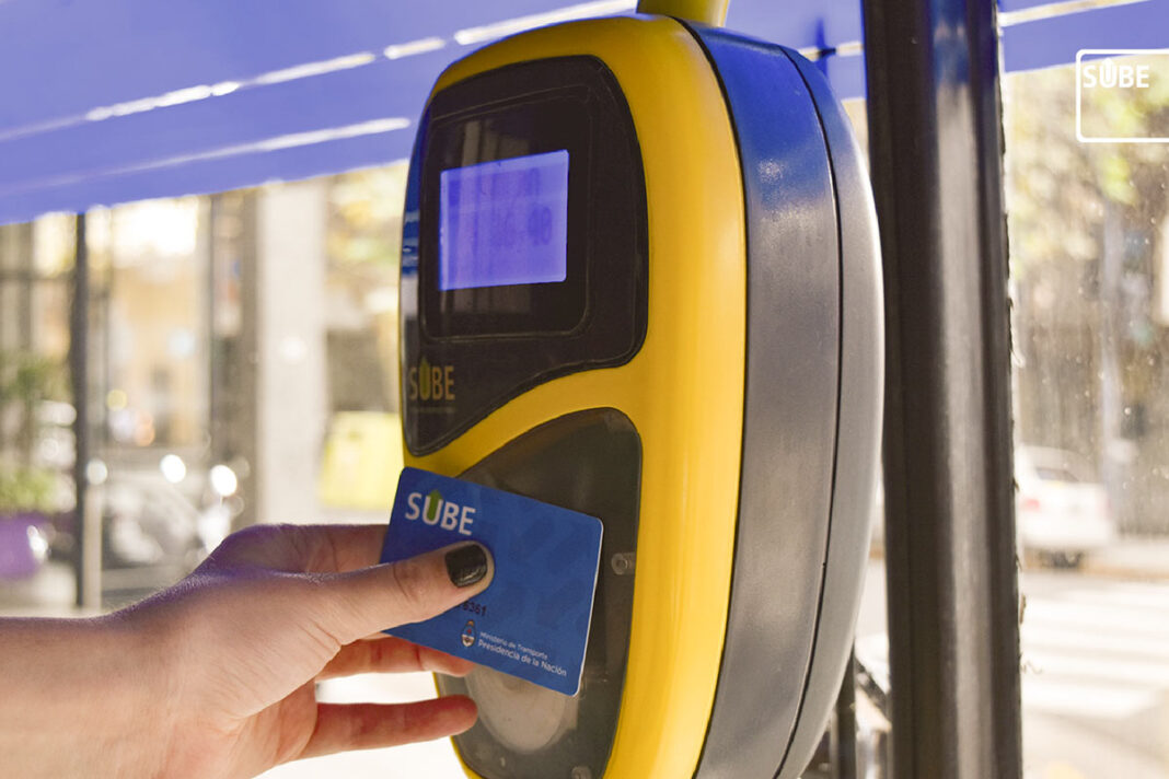 El boleto de colectivo en el Área Metropolitana de Buenos Aires (AMBA) vuelve a aumentar en octubre un 4%, y el gasto en transporte quedará 20 puntos por encima de la inflación.