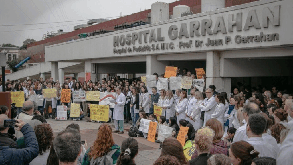 Médicos, residentes, y agrupaciones sindicales marcharán esta tarde a Plaza de Mayo por mayor presupuesto en Salud. En paralelo, los trabajadores del Hospital Garrahan harán un paro de 24 horas.
