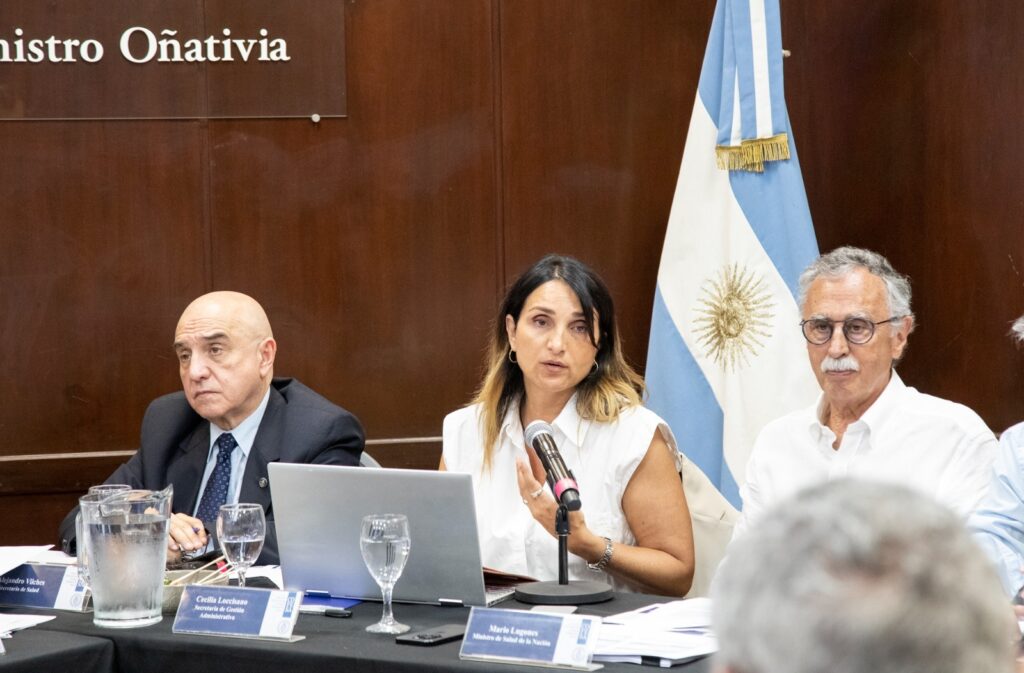 La viceministra de Salud, Cecilia Loccisano defendió la apertura de licitaciones y apuntó a los gremios.