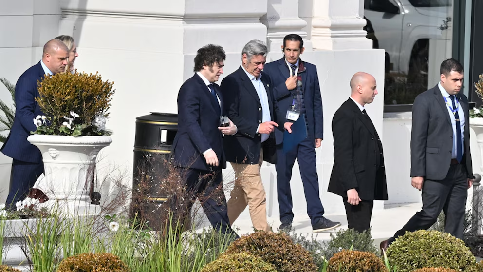Javier Milei se reunió por más de dos horas con la Mesa de Enlace y les alertó que "por el momento" no están dadas las condiciones para eliminar las retenciones.