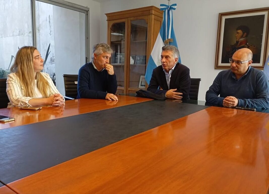 En Balcarce, Mauricio Macri y el intendente local, Esteban Reino, sellaron acuerdo y el PRO se suma a Somos Buenos Aires con una lista que apuesta al recambio generacional.