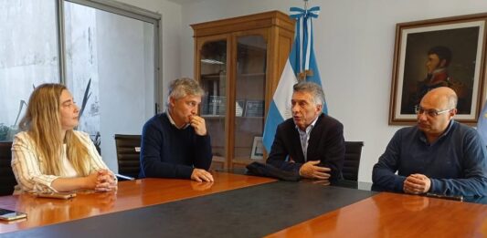 En Balcarce, Mauricio Macri y el intendente local, Esteban Reino, sellaron acuerdo y el PRO se suma a Somos Buenos Aires con una lista que apuesta al recambio generacional.