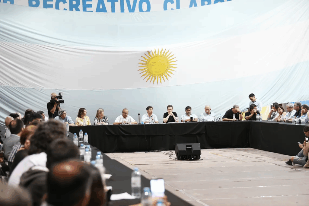 El gobernador Axel Kicillof junto a los intendentes que responden a su espacio Movimiento Derecho al Futuro.