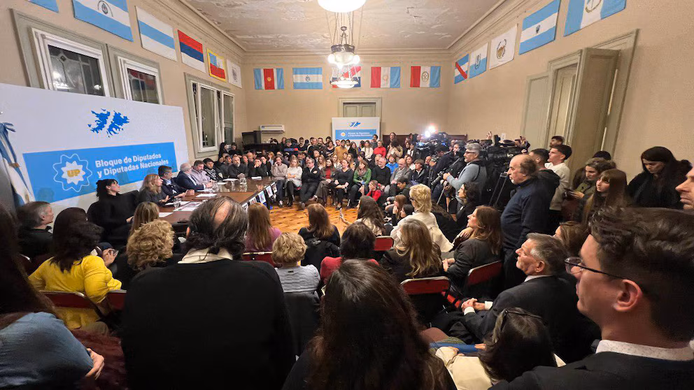 Líderes del peronismo nacional se reunieron con familiares de los detenidos en el marco de la causa por Espert y denunciaron irregularidades en los allanamientos.