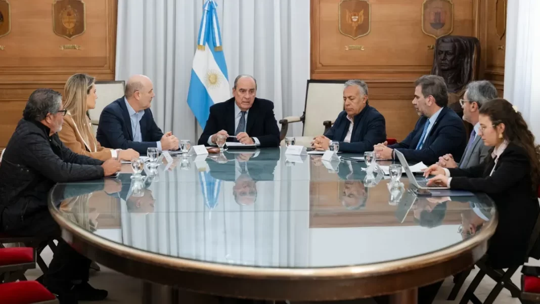 Julio Cordero encabeza la segunda reunión del Consejo de Mayo, que comenzará a delinear el proyecto de reforma laboral.