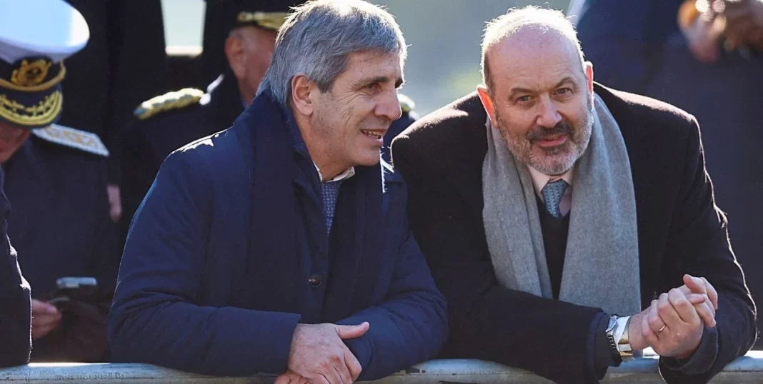 Luis Caputo y Federico Sturzenegger apuntaron contra Axel Kicillof por el 