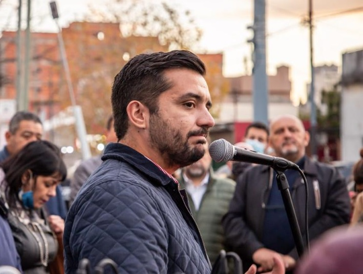 El presidente del Concejo Deliberante de Lanús, referenciado en el Movimiento Evita, Agustín Badallares, que anunció que se rompió la unidad en Fuerza Patria. 
