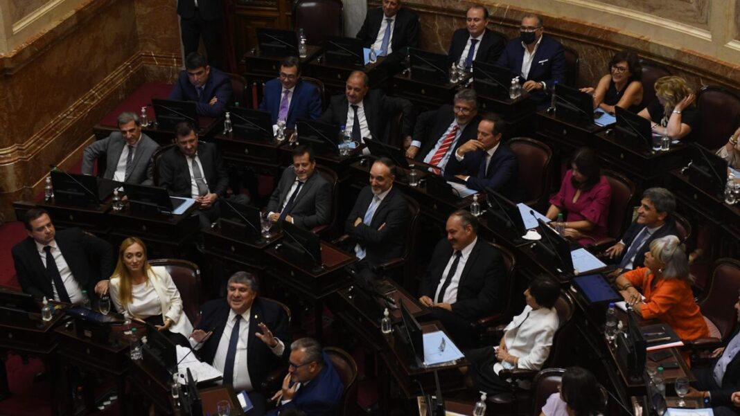 Unión por la Patria presentó una carta en el Senado nacional para solicitar que se restrinja el acceso de las fuerzas federales a los baños y Bullrich los cruzó.