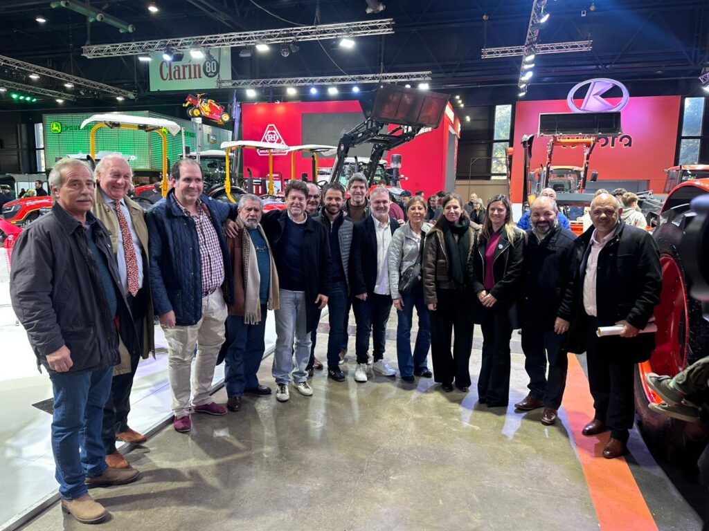 Legisladores bonaerenses de buena parte del arco opositor se reunieron con representantes del campo en La Rural.