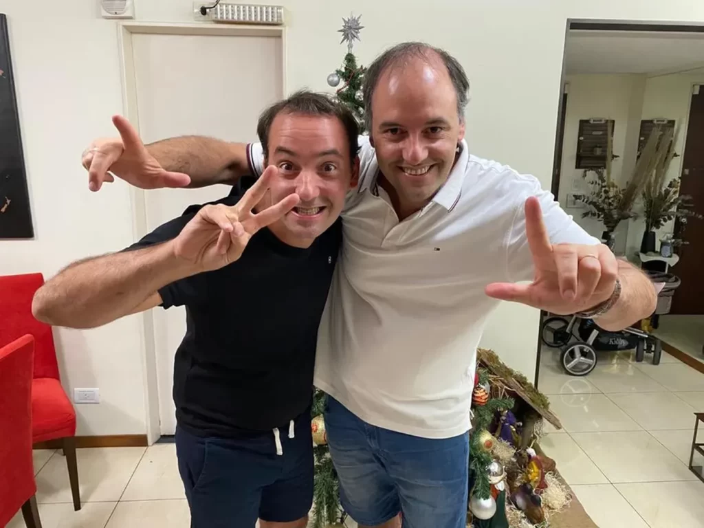El candidato por La Libertad Avanza, Francisco Adorni y su hermano, el vocero Manuel Adorni.