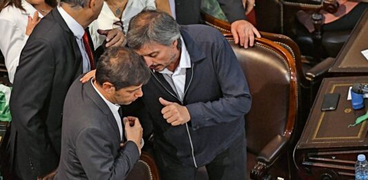 Tras el cierre de listas, dos dirigentes de La Cámpora cruzaron a Kicillof por las candidaturas testimoniales y exigieron que los postulantes "asuman las bancas".