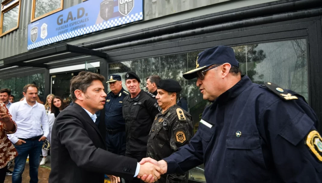 Axel Kicillof desvinculó a 24 oficiales de la Policía Bonaerense por actividades partidarias con La Libertad Avanza y Bullrich lo cruzó por 