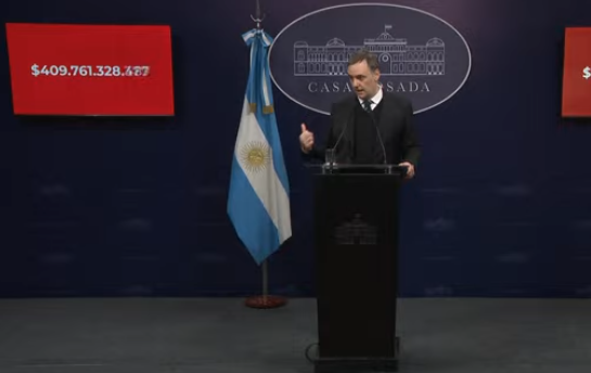 En su conferencia, Manuel Adorni apuntó contra la deuda que mantendría el gobierno de Kicillof en los hospitales SAMIC.