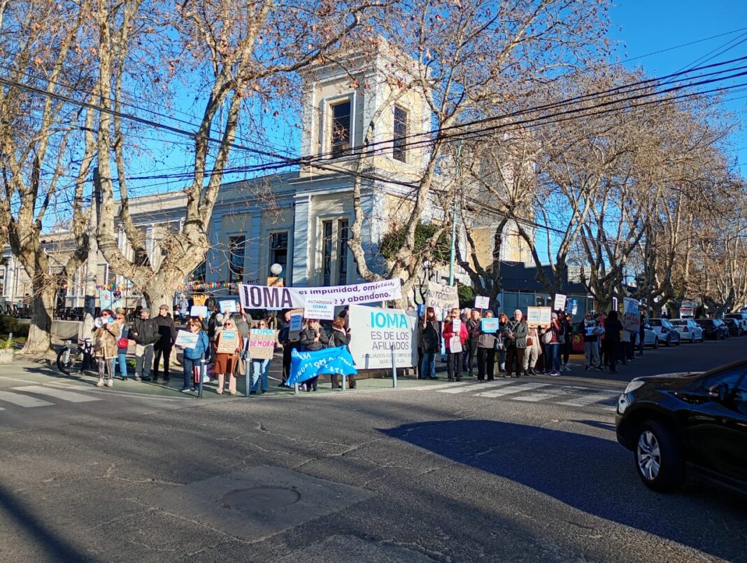Afiliados de Mar del Plata llevaron a cabo una nueva protesta contra el IOMA, y pidieron la renuncia del titular de la obra social, Homero Giles.
