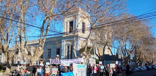 Afiliados de Mar del Plata llevaron a cabo una nueva protesta contra el IOMA, y pidieron la renuncia del titular de la obra social, Homero Giles.