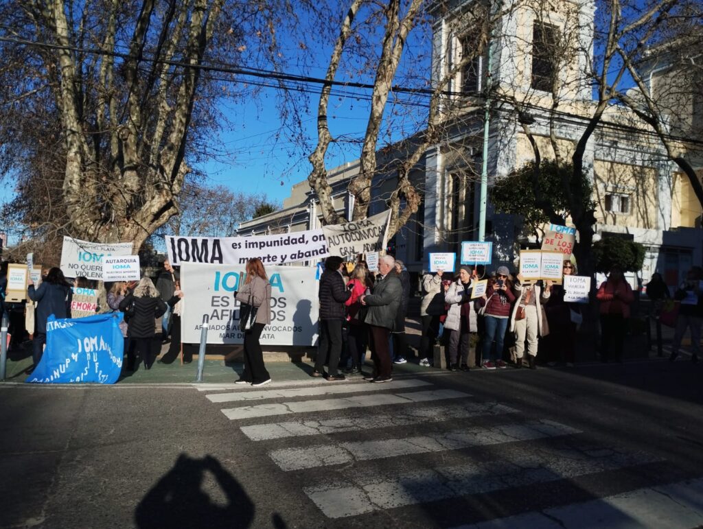 Afiliados del IOMA en Mar del Plata pidieron la renuncia de Homero Giles.