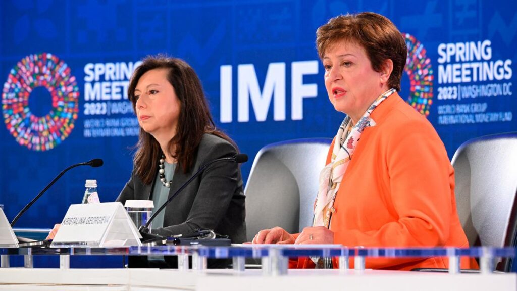 La vocera del FMI, Julie Kozack junto a la titular del organismo, Kristalina Giorgieva.