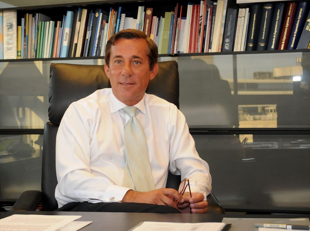 El Gobierno evalúa designar a Luis María Kreckler como embajador en el Reino Unido, en reemplazo de Mariana Plaza.