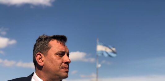El ex comisario y candidato a legislador por la Tercera Sección Electoral de La Libertad Avanza, Maximiliano Bondarenko, acusó al gobernador Axel Kicillof de perseguir a los policías apartados.