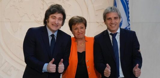 Milei superó la primera revisión con el FMI y espera un desembolso clave antes de las elecciones.