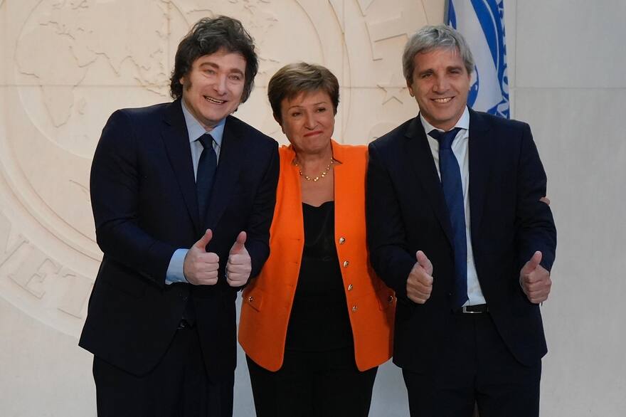 Milei superó la primera revisión con el FMI y espera un desembolso clave antes de las elecciones.