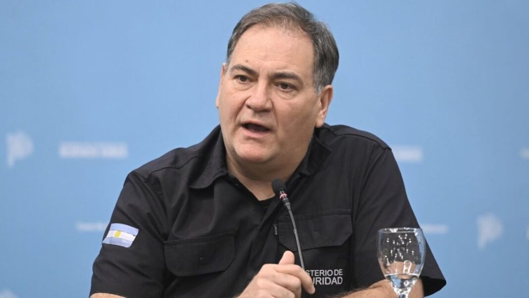 Javier Alonso acusó a los 24 oficiales de la Policía bonaerense de filtrar información sensible y conspirar en favor de La Libertad Avanza.