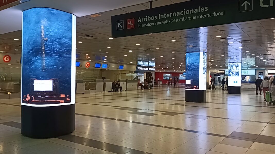 El Gobierno de Javier Milei descuida las fronteras y permite la entrada de ciudadanos de China y República Dominicana visados por Estados Unidos.