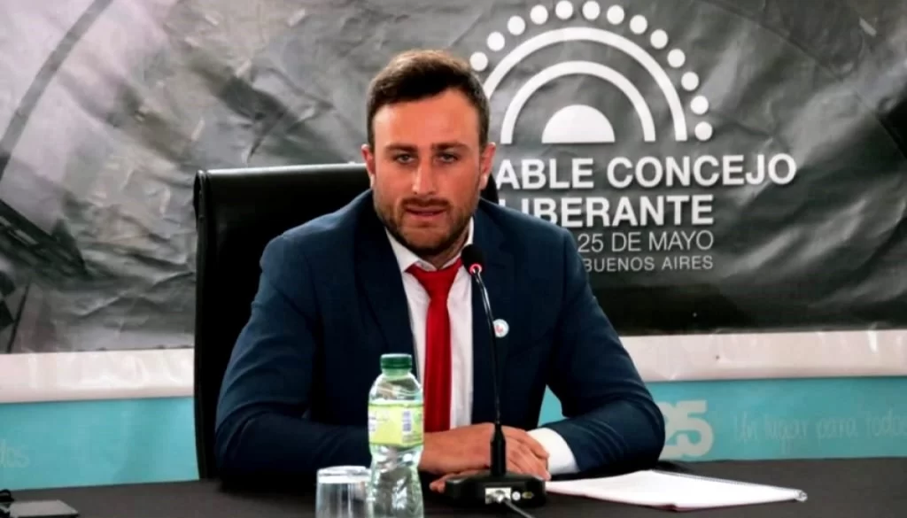 El exintendente de 25 de Mayo, Hernán Ralinqueo, denunció a Ramiro Egüen por la vandalización del estadio municipal.