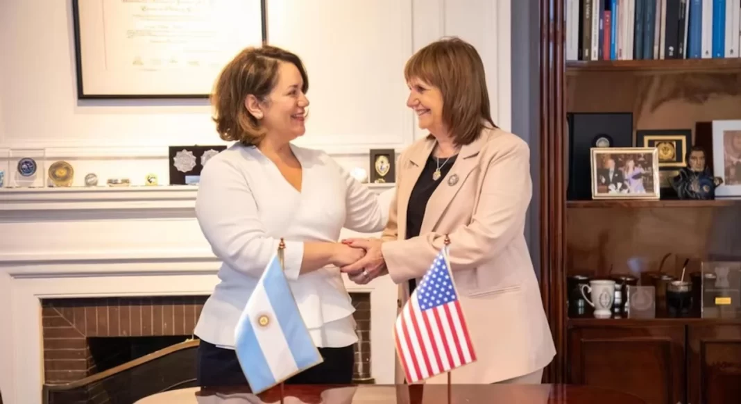 La ministra de Seguridad, Patricia Bullrich, recibió este sábado a la Encargada de Negocios de la Embajada de Estados Unidos (EE.UU). Repasa todos los detalles.