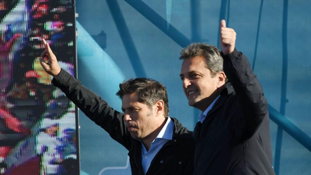 El gobernador Axel Kicillof, desembarca en la Cuarta Sección Electoral acompañado de la tropa de intendentes massistas. 