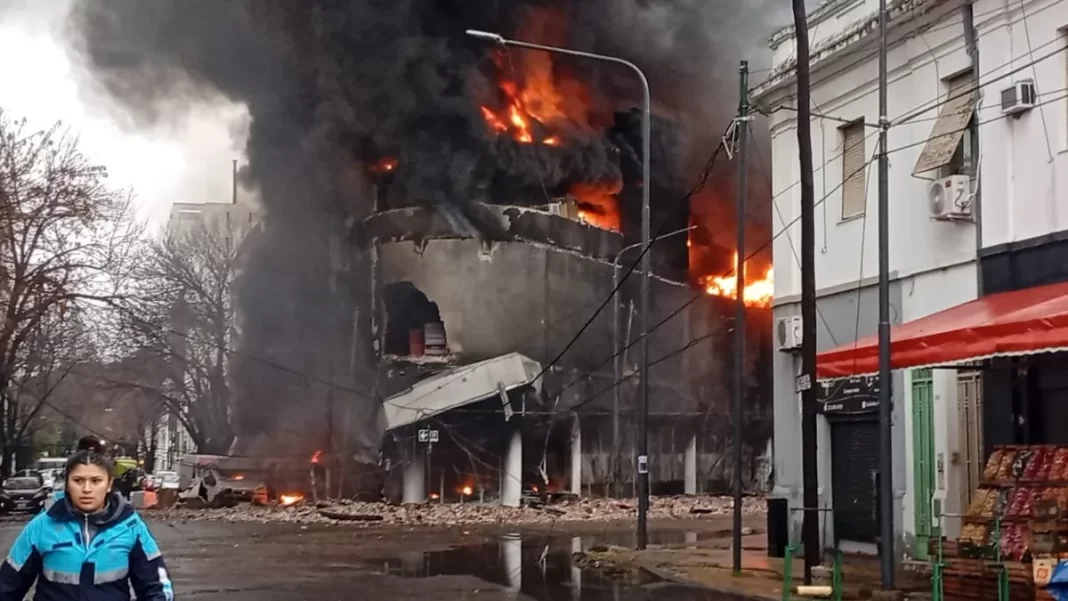 El municipio de La Plata se prepara para el derrumbe controlado del edificio de Diagonal 77 y calle 48 incendiado en el centro de la ciudad.