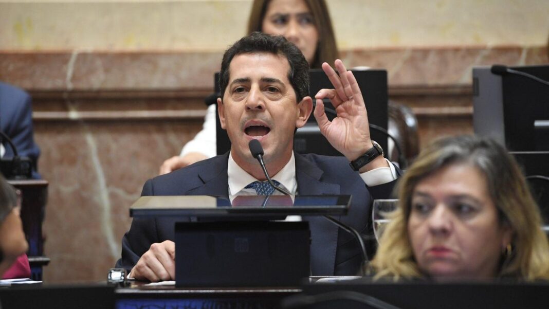 El senador “Wado” de Pedro y once legisladores de UxP presentaron un proyecto para frenar la privatización de AySA.