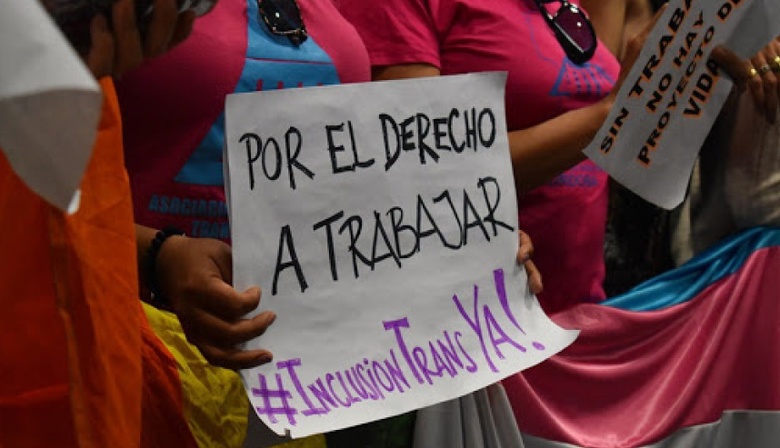 La ley de cupo laboral trans lleva el nombre de Diana Sacayán, víctima de travesticidio en 2015, y tiene su correlato nacional desde 2021.