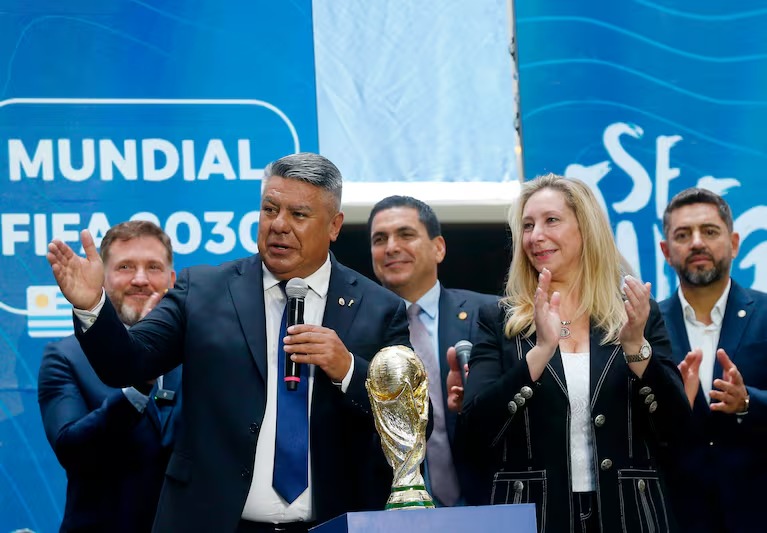 En medio de las tensiones con el gobierno de Milei, Claudio "Chiqui" Tapia reeligió como presidente de la AFA hasta 2028.