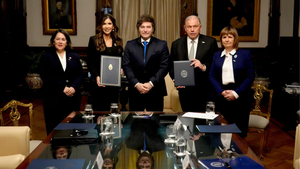 Tras recibir a la secretaria del departamento de Seguridad, Kristi Noem, el presidente Javier Milei comenzó las gestiones para que los argentinos puedan viajar a Estados Unidos sin visa.