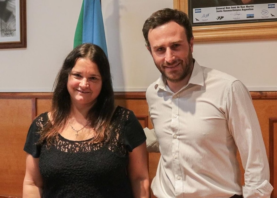 Paula Panaccio junto con el exintendente de 25 de Mayo, Hernán Ralinqueo.