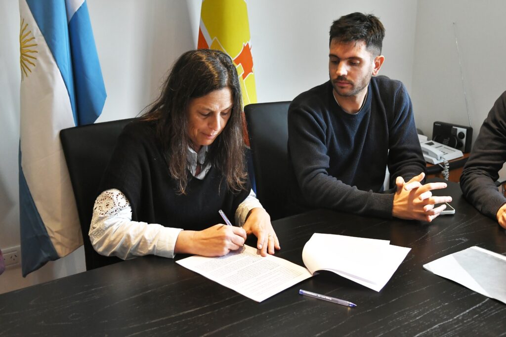 Monte Hermoso: la titular del IPS, Marina Moretti, realizó la firma del convenio junto con el secretario de Turismo local, Franco Gentili.