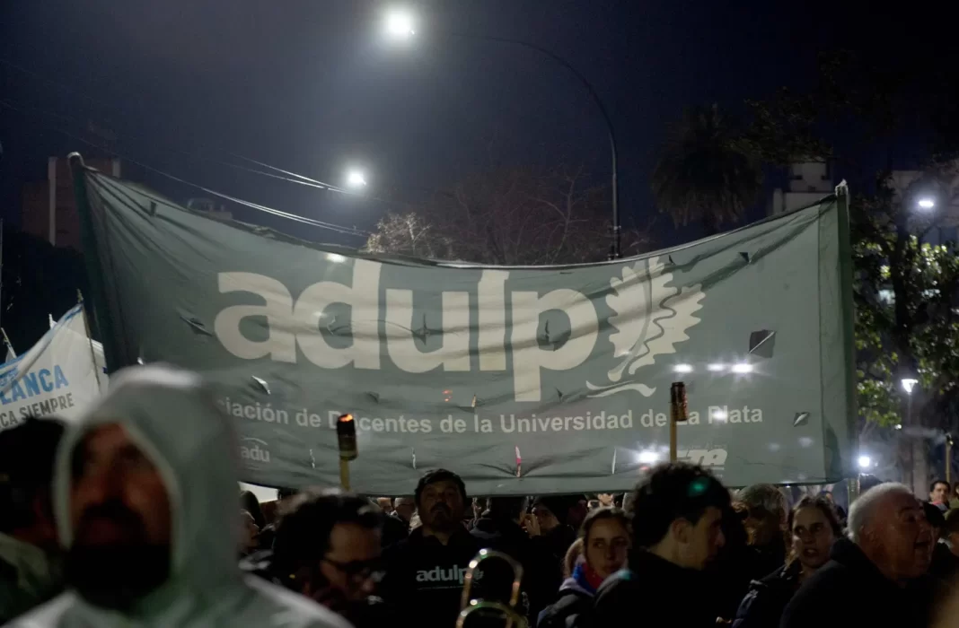 Docentes universitarios de La Plata anunciaron un paro de cinco días para volver a reclamar por mayor presupuesto y mejores condiciones salariales.